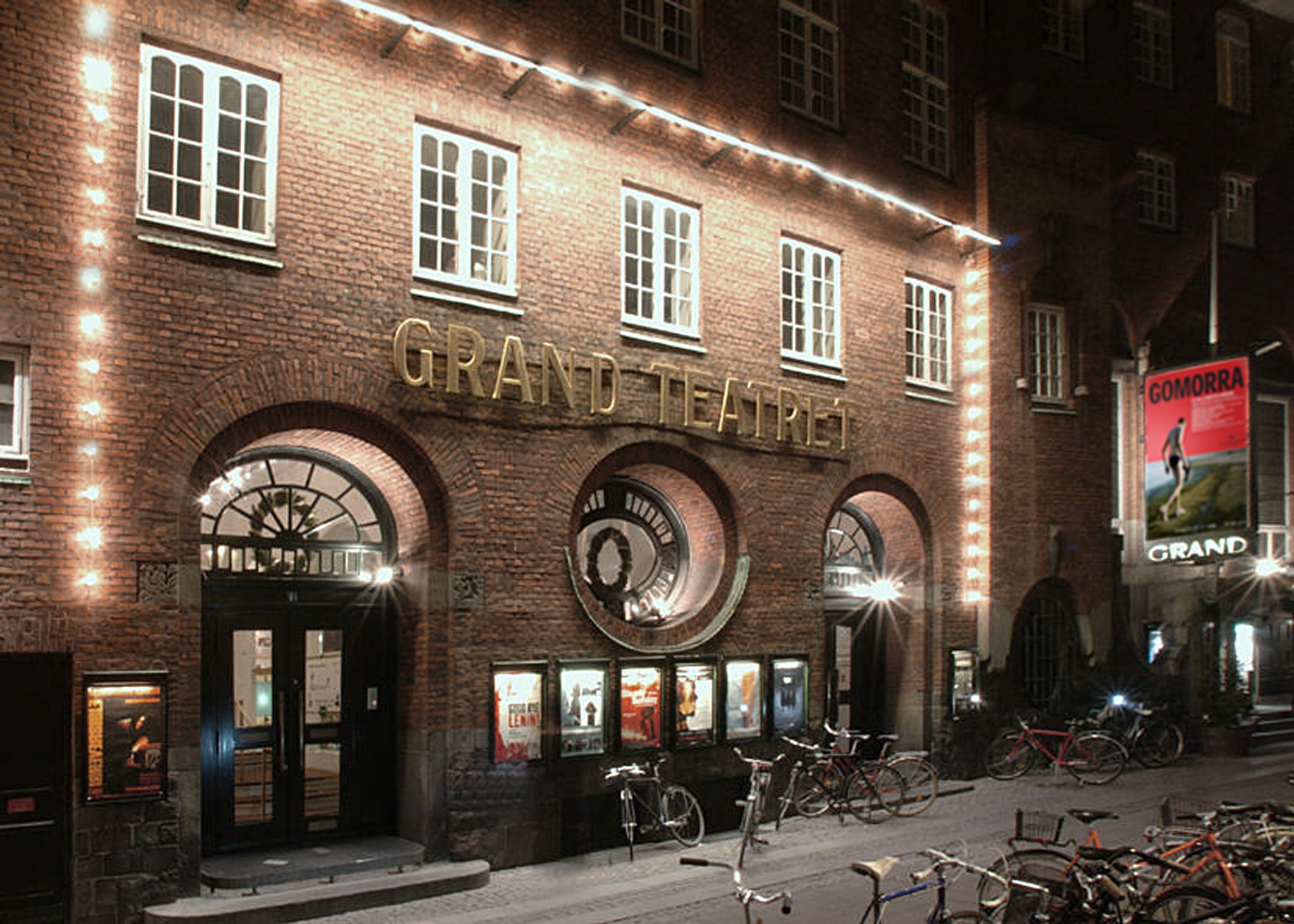 Grand Teatrets oplyste facade i Mikkel Bryggers Gade om aftenen